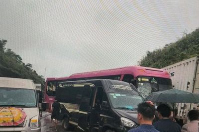 4 ô tô tông nhau liên hoàn trên cao tốc