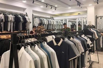 Tạm giữ gần 500 sản phẩm thời trang nghi giả mạo loạt thương hiệu lớn tại Hà Nội
