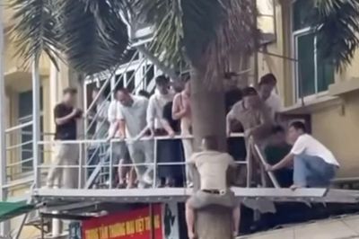 Công an Lạng Sơn nói gì về clip cho rằng 'nhiều người đu cây tháo chạy khỏi casino'?