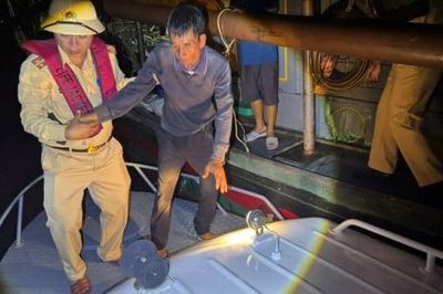 Cứu hộ 4 ngư dân bị chìm tàu vươn khơi ở vùng biển Quảng Ninh