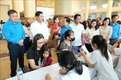 Trao sức khỏe công nhân - Vì một Việt Nam khỏe mạnh