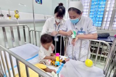 Bảo vệ trẻ em không chỉ qua đường dây nóng