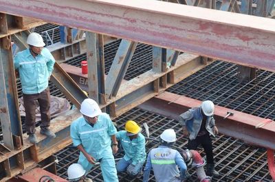Cầu đi bộ qua sông Sài Gòn đổ bê tông bệ trụ chính