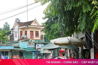 Hàng quán, biển quảng cáo lấn chiếm hành lang ATGT trên quốc lộ 8