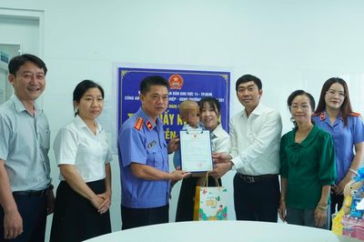 Trao giấy khai sinh cho bé trai 2 tuổi bị mẹ ruột và cha dượng bạo hành ở TP.HCM