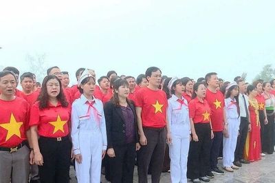 Ngành giáo dục và đào tạo Điện Biên tổ chức chào cờ dưới Cột cờ A Pa Chải