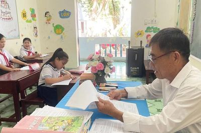 Người trồng mầm xanh tri thức trên đảo Trường Sa