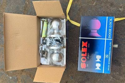Chặn 14.500 chai mỹ phẩm hết hạn, đồ chơi, quả bóng đá giả thương hiệu nổi tiếng