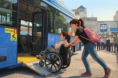 Lên xe buýt bằng... đôi tay người khác: Hành trình nhiều rào cản của người khuyết tật