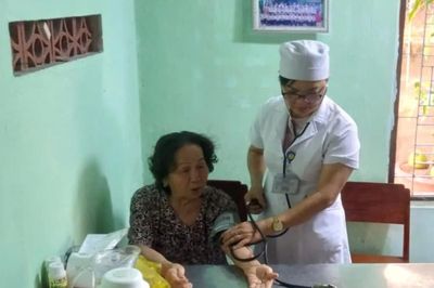 Phường Cam Ranh tổ chức khám bệnh tại nhà cho người cao tuổi