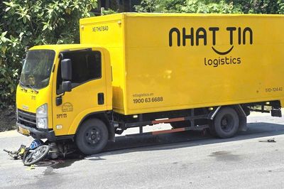 Tai nạn giao thông 13/5: Xe máy va chạm ô tô tải, 2 người thương vong