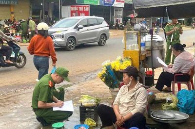Chợ tự phát lấn quốc lộ 27 qua Đắk Lắk tiềm ẩn nguy cơ tai nạn giao thông