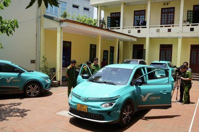 Bắt 4 tài xế taxi dùng thiết bị phá sóng vô hiệu hóa 'mắt thần' để gian lận cước