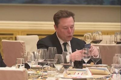 Tỷ phú Elon Musk dùng điện thoại gì