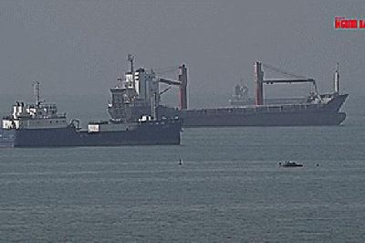 Tàu chiến Mỹ đợi lệnh, Iran 'mở cửa' Hormuz cho nhiều tàu Trung Quốc