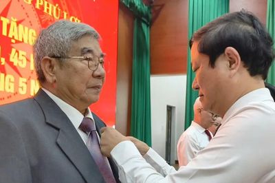 Trao Huy hiệu Đảng đến 59 đảng viên tại phường Phú Lợi (TPHCM)