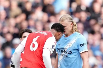 Chỉ cần một cú sảy chân, Arsenal có thể 'đánh mất cả mùa giải'