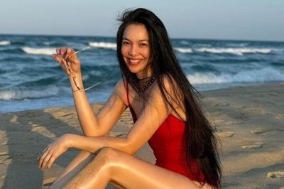 Hiền Thục làm mẹ đơn thân hơn 20 năm, U50 vẫn quyến rũ mặc áo tắm khoe dáng