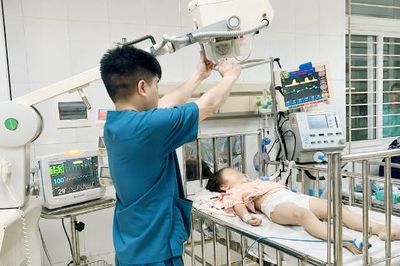Bé gái 3 tuổi nguy kịch do mắc kẹt cổ vào cổng sắt được cứu sống