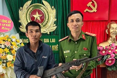 Người dân phường An Khê giao nộp súng AK cùng 27 viên đạn