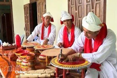 Giữ nghề mâm gỗ Chăm