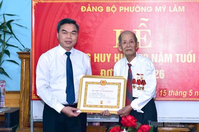 Phó Bí thư Tỉnh ủy, Chủ tịch Ủy ban MTTQ tỉnh Ma Thế Hồng trao Huy hiệu 70 năm tuổi Đảng tại phường Mỹ Lâm