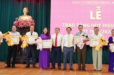 Phường Phong Điền: Trao tặng Huy hiệu Đảng cho 7 đảng viên