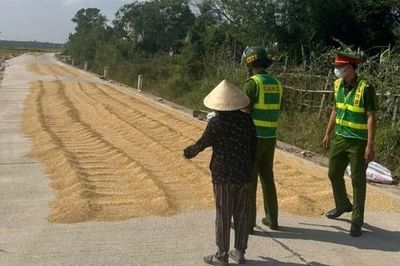 Hiểm họa từ việc người dân phơi thóc trên các tuyến giao thông