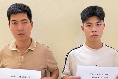 Hai anh em ruột hành hung người phụ nữ vì nghi ngờ có quan hệ bất chính với bố