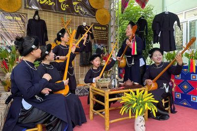 Phường Tân Giang tổ chức Chương trình 'Tình Then' chào mừng Kỷ niệm 136 năm Ngày sinh Chủ tịch Hồ Chí Minh