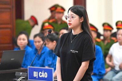 Bạn gái Bùi Đình Khánh lãnh 15 tháng tù treo