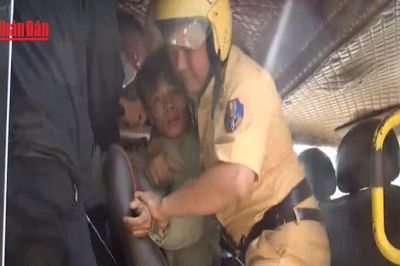 [Video] Cảnh sát giao thông chốt chặn, bắt đối tượng cướp giật tài sản