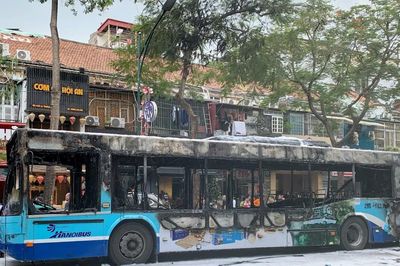 Hà Nội: Xe buýt đang lưu thông, bất ngờ bốc cháy ngùn ngụt trên đường phố