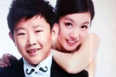 Chụp ảnh cưới, người đàn ông 40 tuổi bị nhầm là 'con của vợ'