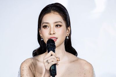 Câu trả lời của Hoa hậu Tiểu Vy khi bị gọi là 'bình hoa di động' nhận nhiều lời khen