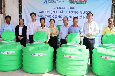 Trao bồn chứa nước cho người dân vùng hạn mặn xã Kiên Lương