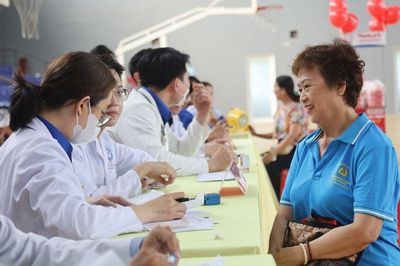 Khám bệnh, cấp thuốc miễn phí cho đoàn viên, người lao động