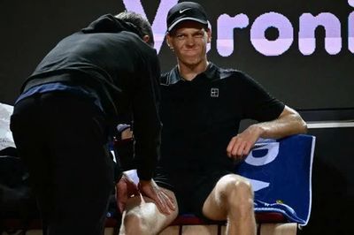Sinner tạm dẫn Medvedev trước khi trận bán kết bị hoãn vì mưa