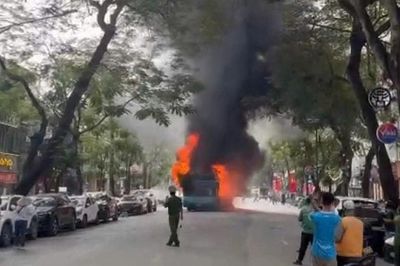 Nhân viên bình tĩnh xử lý sự cố cháy xe buýt, không có thiệt hại về người