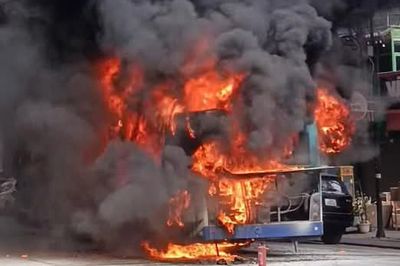 Hà Nội: Xe buýt chở khách cháy ngùn ngụt trên phố Lý Thường Kiệt