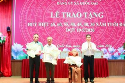 Xã Quốc Oai trao Huy hiệu Đảng cho 37 đảng viên