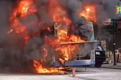 Xe buýt bất ngờ bốc cháy khi đang lưu thông trên phố