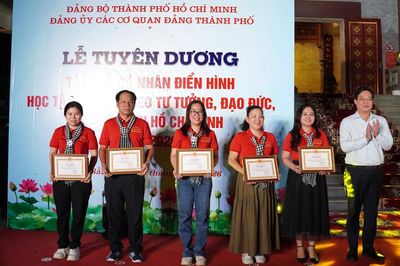 Đảng ủy các cơ quan Đảng Thành phố Hồ Chí Minh tuyên dương điển hình học tập và làm theo Bác tại Pác Bó