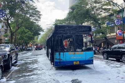Hà Nội: Cháy xe buýt trên phố Lý Thường Kiệt, hành khách kịp thoát thân