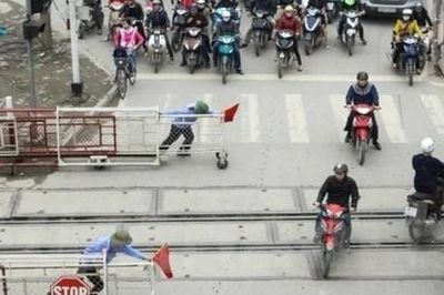 Quy định mới: Xe máy vượt tín hiệu đường sắt có thể bị phạt tới 6 triệu đồng