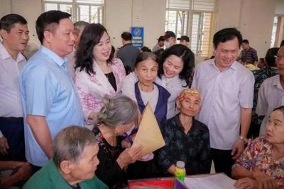 Học Bác, hướng về dân, lo cho dân