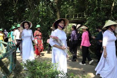[Ảnh] Dòng người về thăm quê hương Chủ tịch Hồ Chí Minh