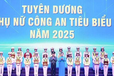 Hành trình 10 năm giải thưởng 'Phụ nữ Công an tiêu biểu'