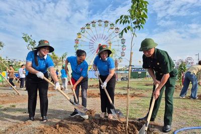 Nhân dân phường Đông Hưng Thuận trồng cây nhớ ơn Bác Hồ