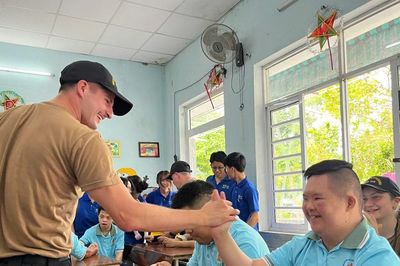 Thủy thủ Hải quân Canada giao lưu cùng trẻ em da cam Đà Nẵng